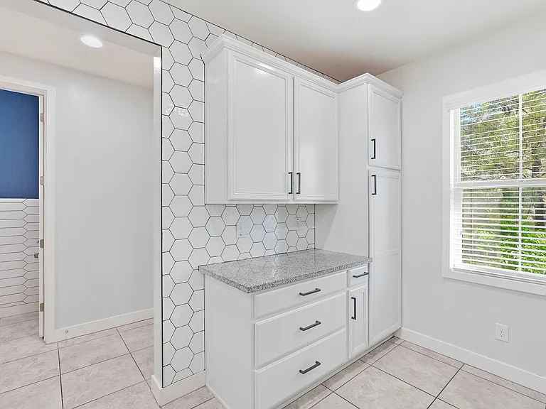 216 E Beatryce St — Photo 8