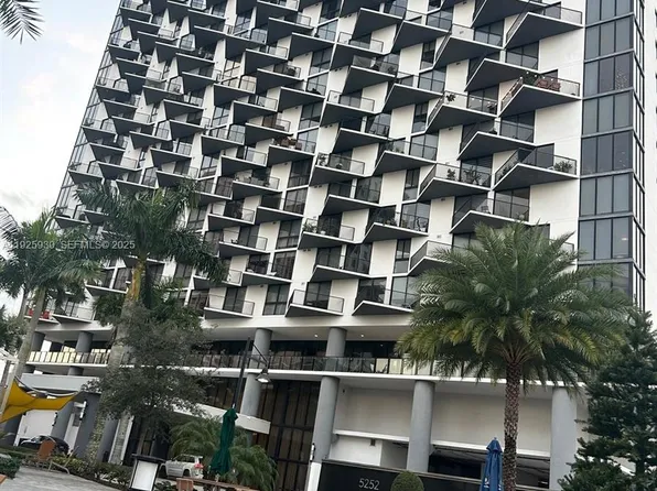 5252 NW 85th Ave APT 706, Doral, FL 33166