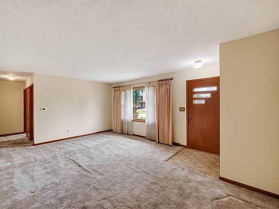 4th image of 905 SE 4th St