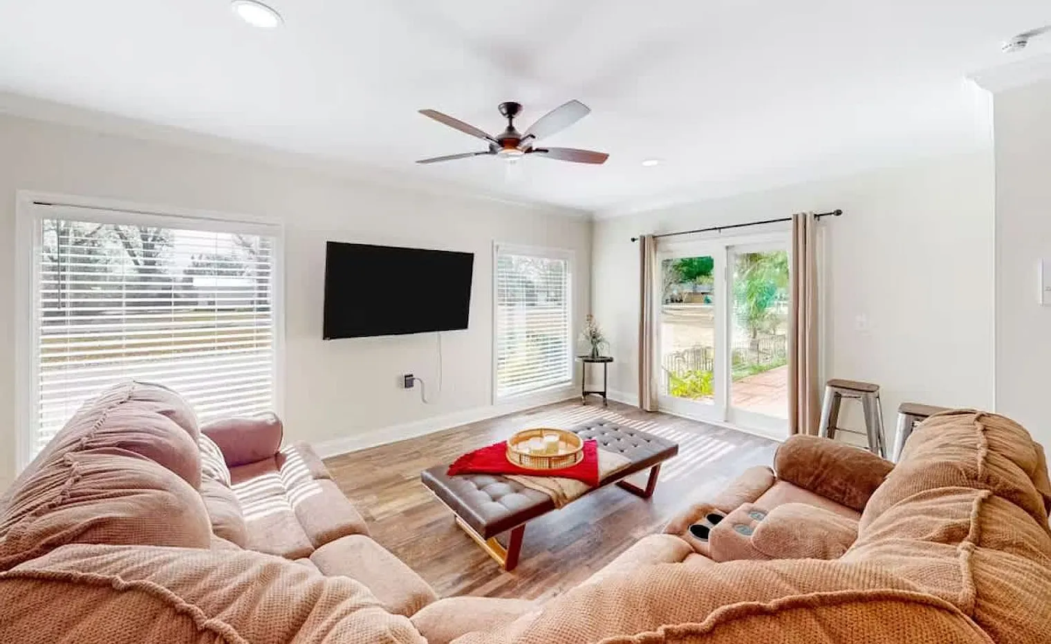 6 bed, 4.0 bath, 3993 sqft, $10,869 — Photo 1