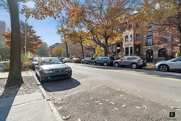 Sold by R New York | media 24