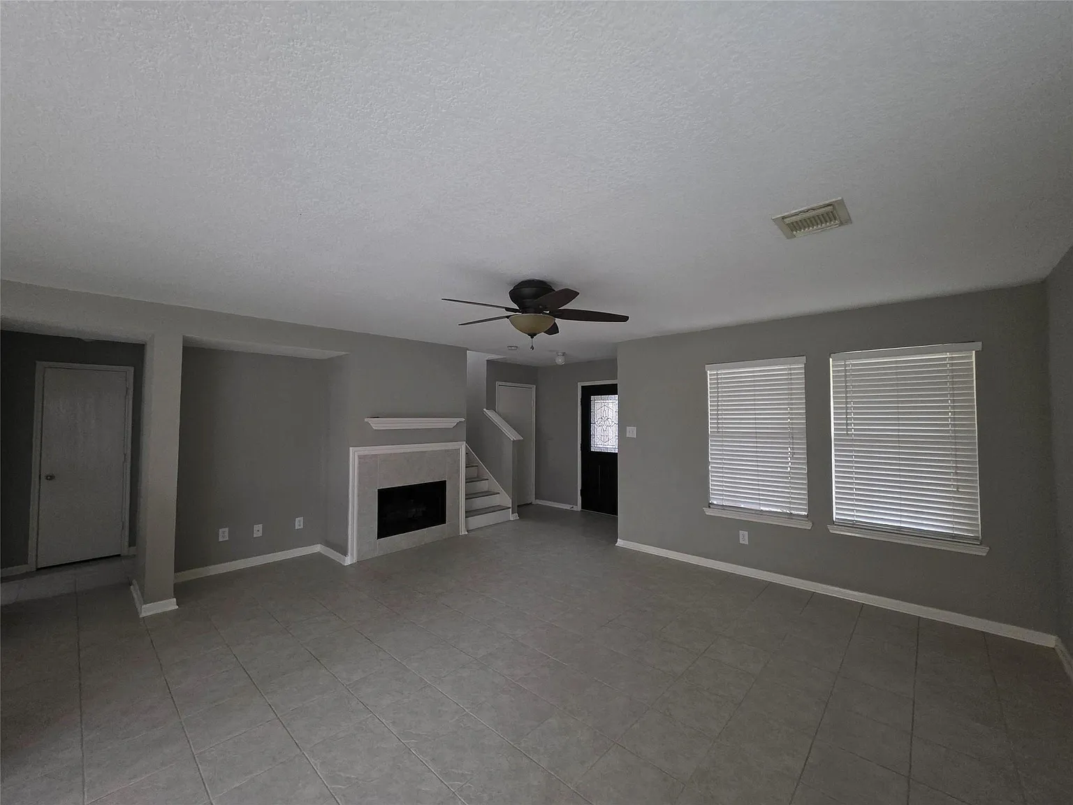 4 bed, 2.5 bath, 2418 sqft, $2,200 — Photo 3