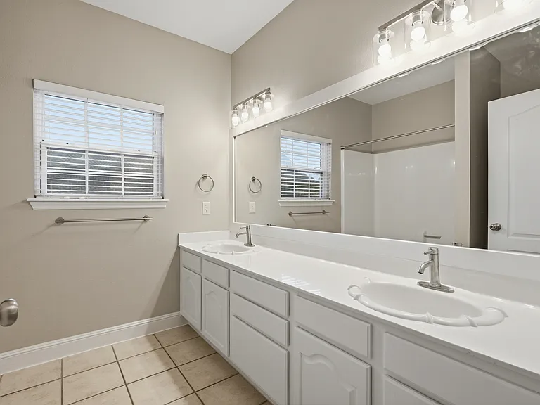 305 NW Palomino St — Photo 16