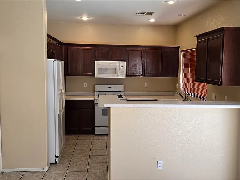 1154 Maple Pines Ave — Photo 6