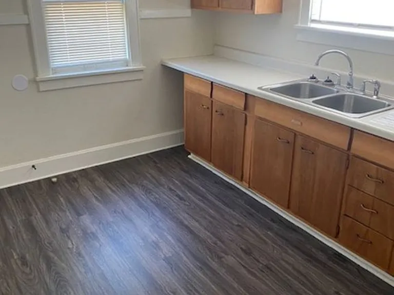 1504 Eastmoreland Ave — Photo 4