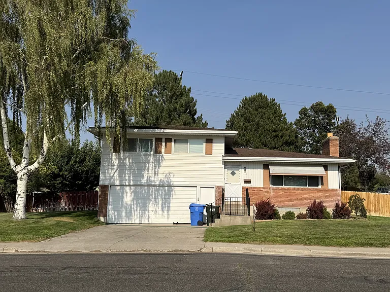 950 Taney Ln — Photo 1