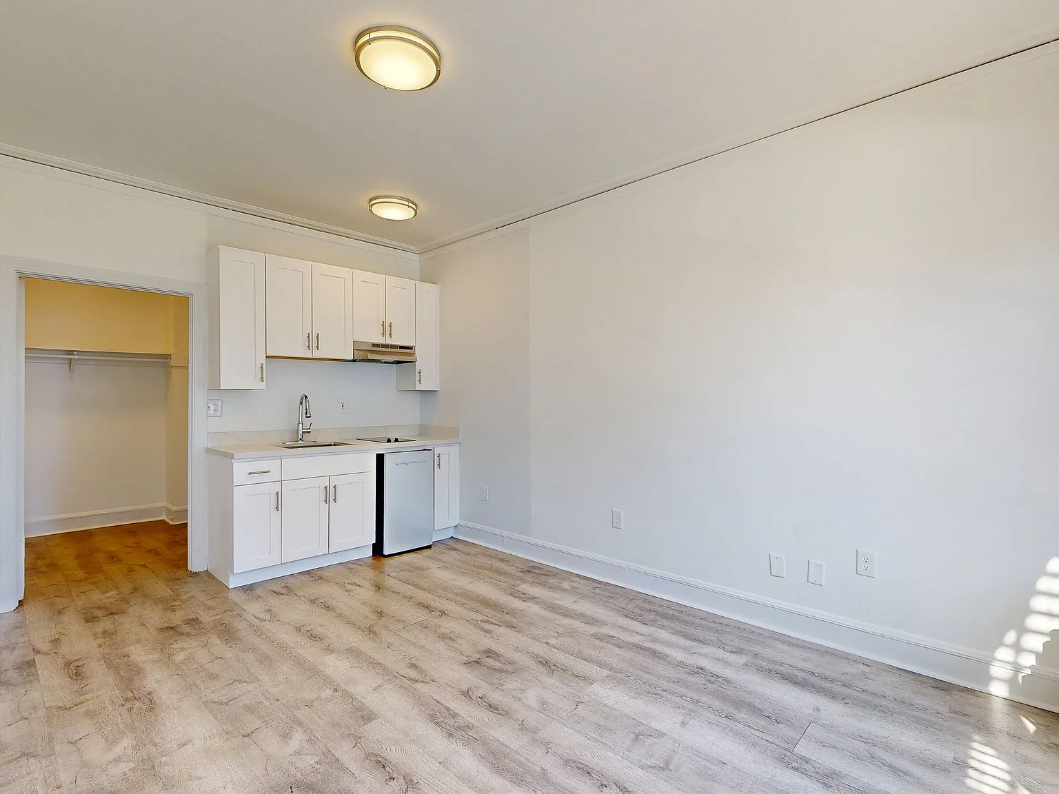 Efficient Studio with Kitchenette | Top Floor Living | Pet-Friendly — Photo 4