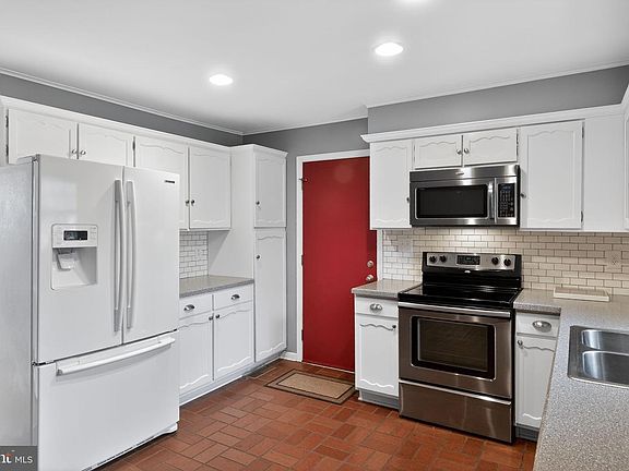 4th image of 1609 Earlham Ave