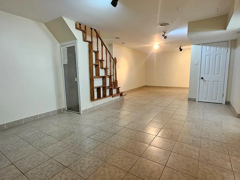 130 Rockland Ave — Photo 19