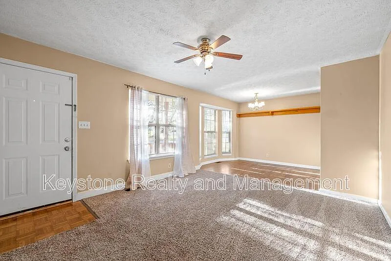 3 bed, 1.5 bath, 1080 sqft, $1,050 — Photo 4