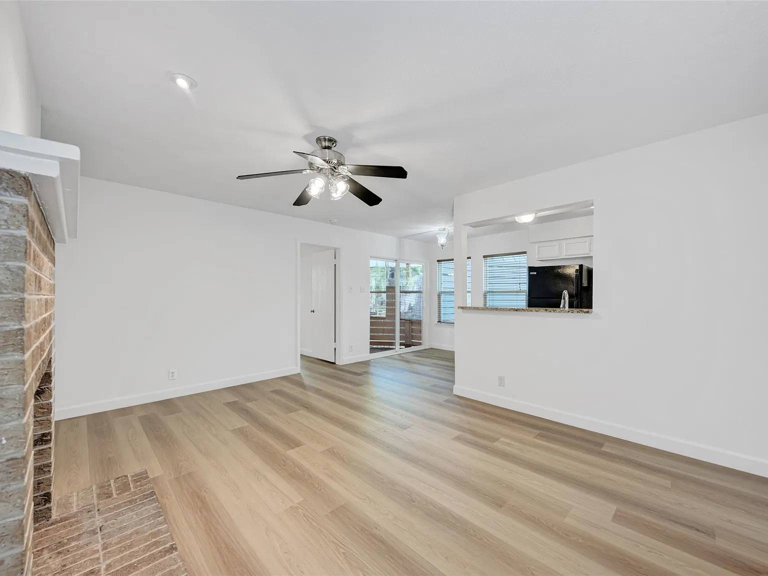 2 bed, 2.0 bath, 1000 sqft, $2,300 — Photo 3