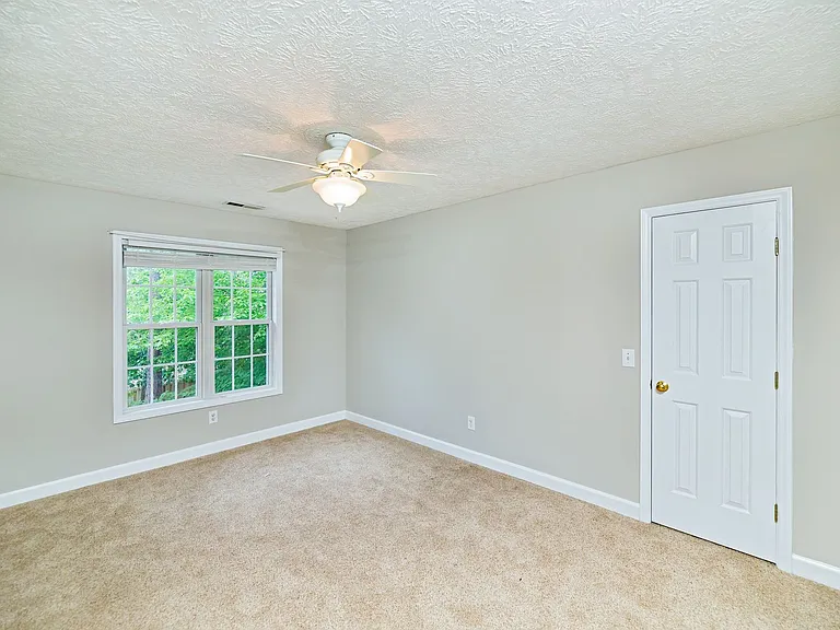 10 Hampshire Ln — Photo 29