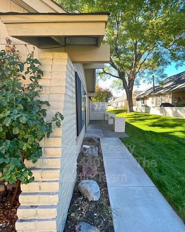 1664 Manchester Way photo 1