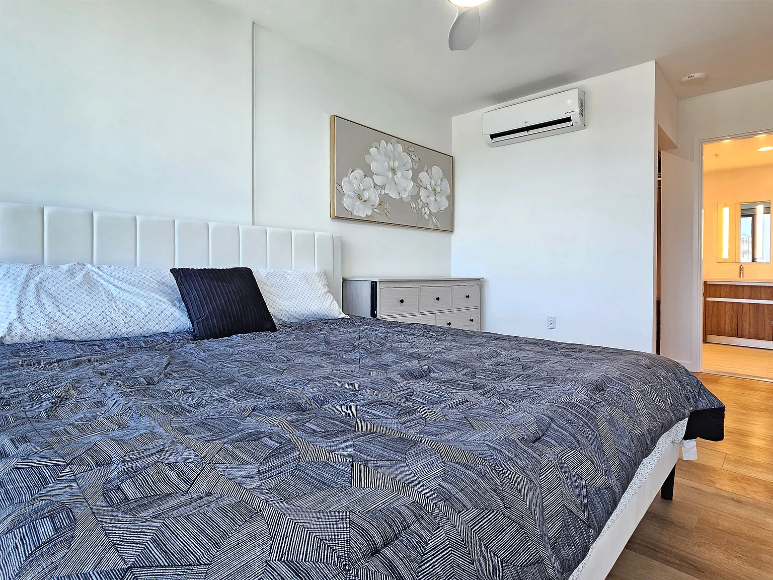 2 bed, 996 sqft, $7,500 — Photo 4