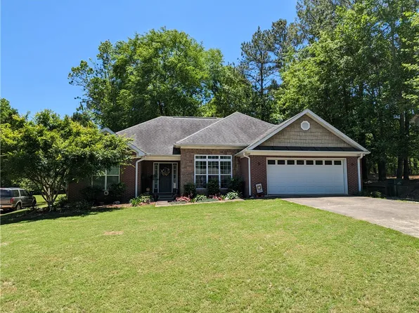 2408 Lismore Dr, Valley, AL 36854