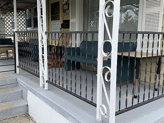 4th image of 585 Rosewood Ave