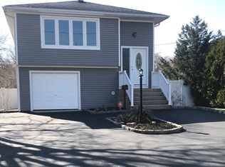 670 Higbie Ln, West Islip, NY 11795