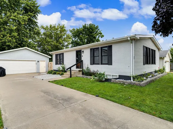 22 Geneva Ct, Bloomington, IL 61704