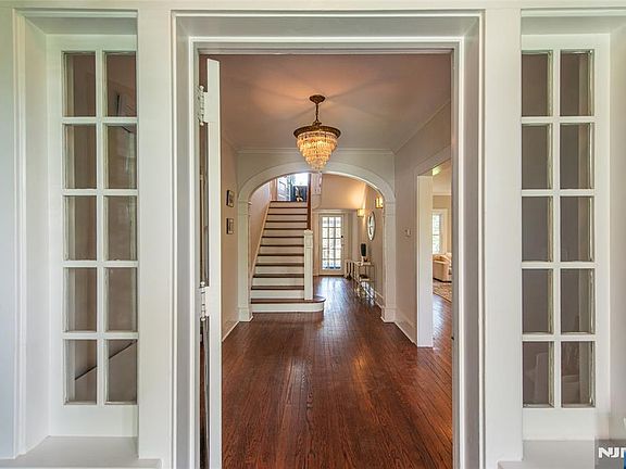 4th image of 104 Gates Ave