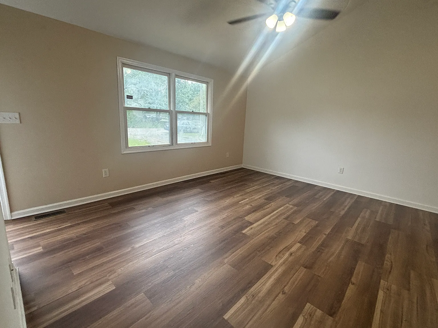 3 bed, 1040 sqft, $1,600 — Photo 2