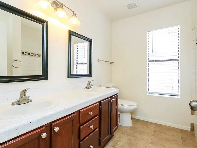 1702 N Pleasant Dr — Photo 8