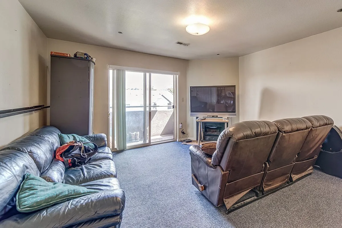 Building Photo - 267 E 500 N #75