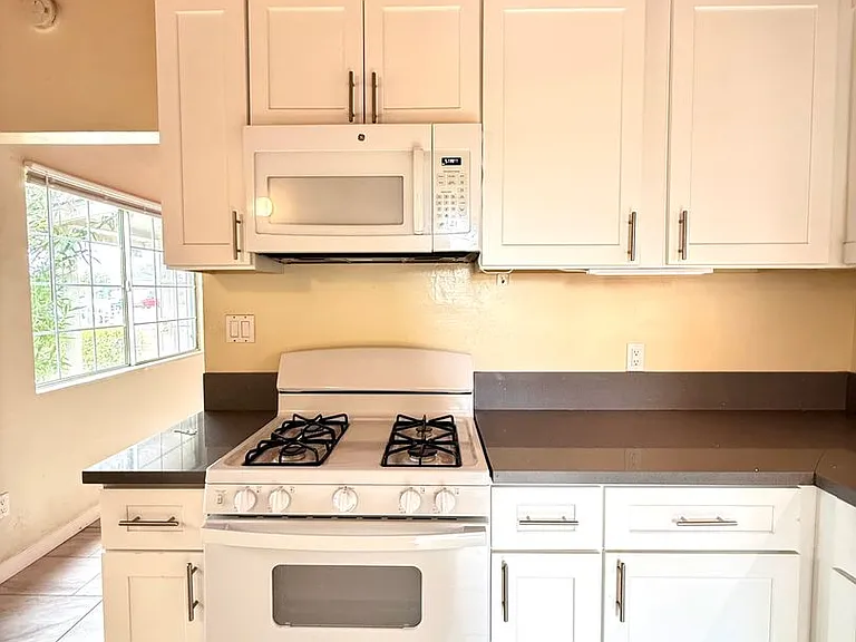 4901 Frink Ave — Photo 13