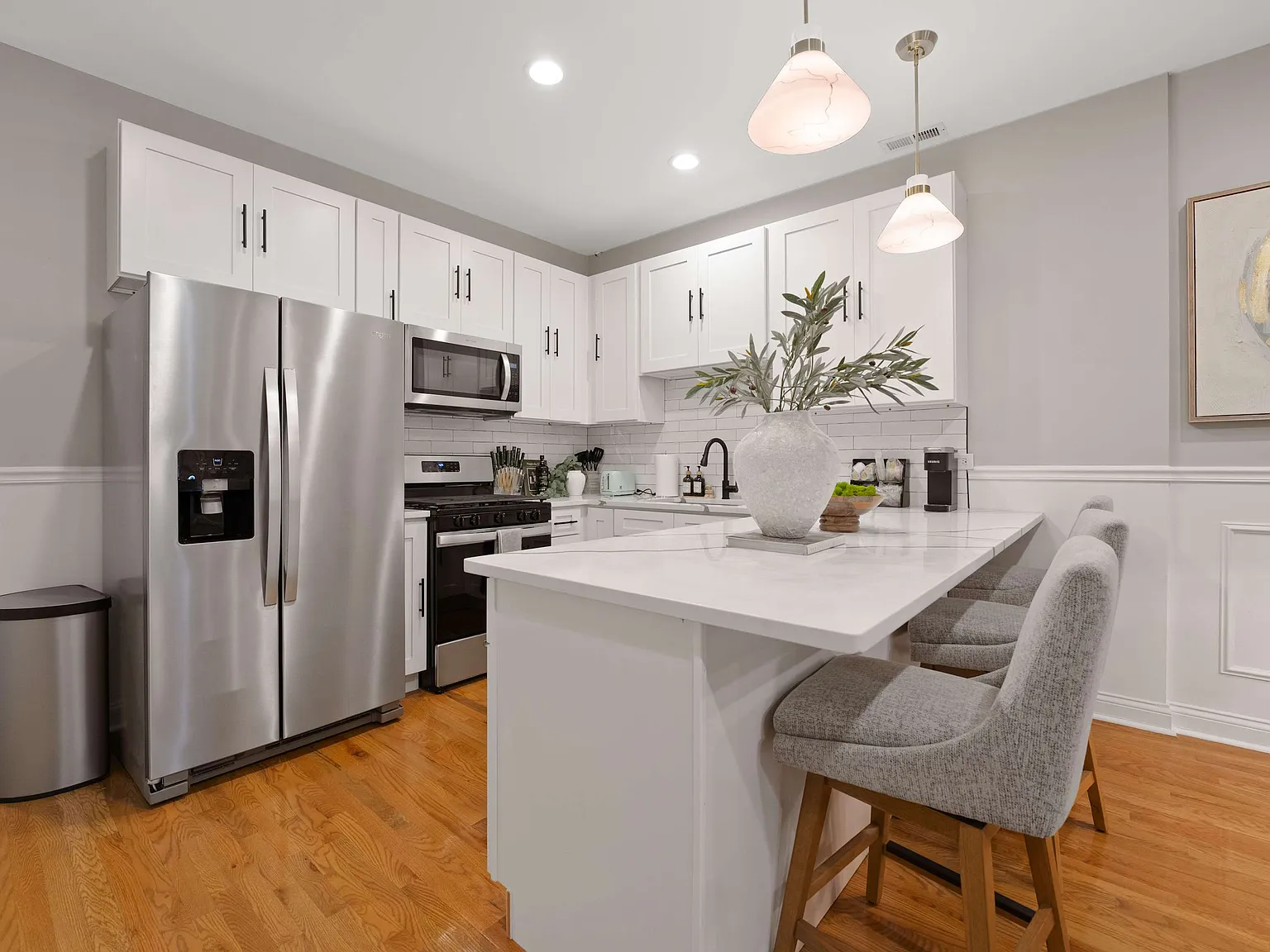 3 bed, 2200 sqft, $7,700 — Photo 2