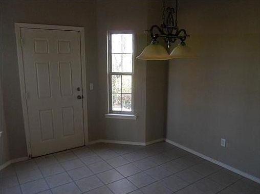 4th image of 196 Fair St