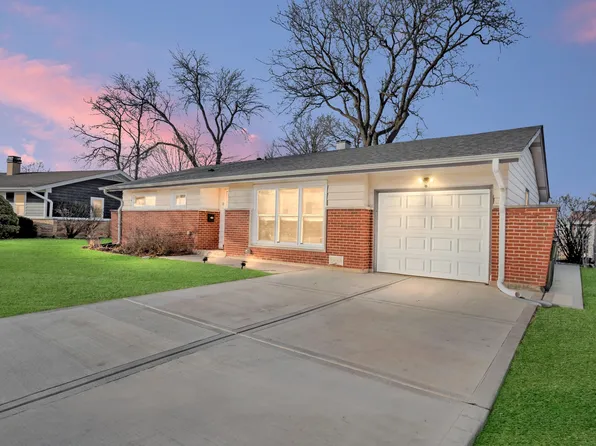 10 Woodcrest Ln, Elk Grove Village, IL 60007