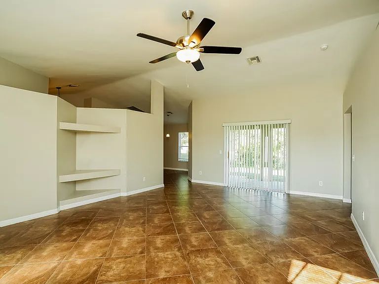 218 SW 11th Ave — Photo 3