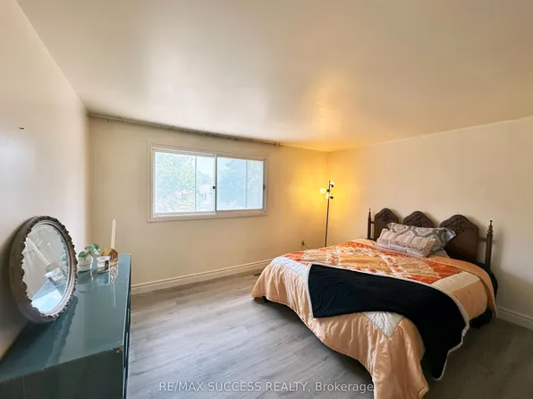 571 Minette Cir, Mississauga, ON L5A 3B9