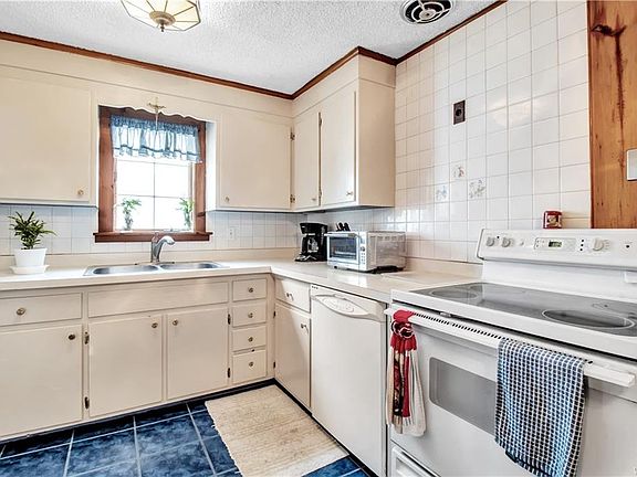 3rd image of 390 McNaughton Ave