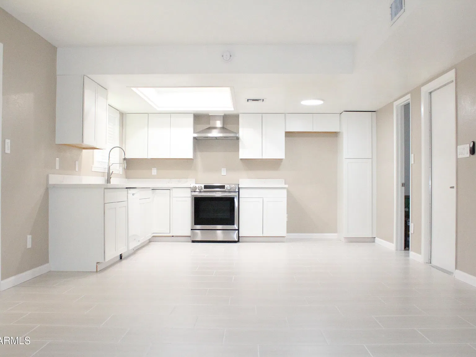 3 bed, 2.0 bath, 1581 sqft, $2,200 — Photo 2