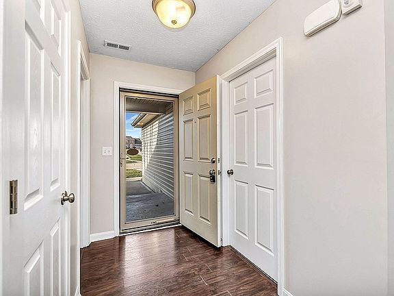 3rd image of 7662 Sycamore Woods Ln
