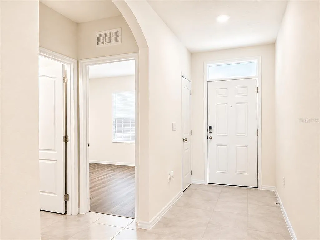 4 bed, 2.0 bath, 1828 sqft, $2,350 — Photo 4