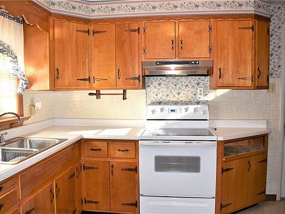 3rd image of 105 Elmwood Ct