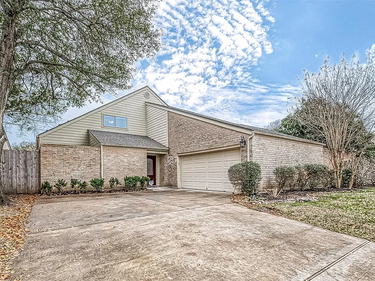 12127 Carriage Hill Dr — Photo 2
