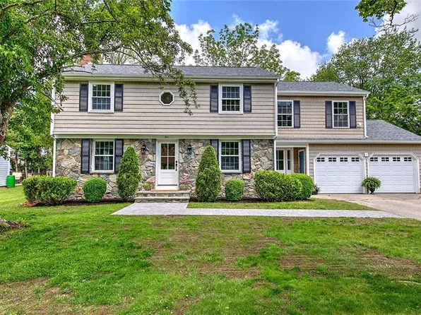 1 Cheshire Dr, Barrington, RI 02806