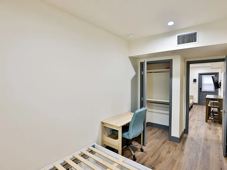 1180 W 37th Pl — Photo 18