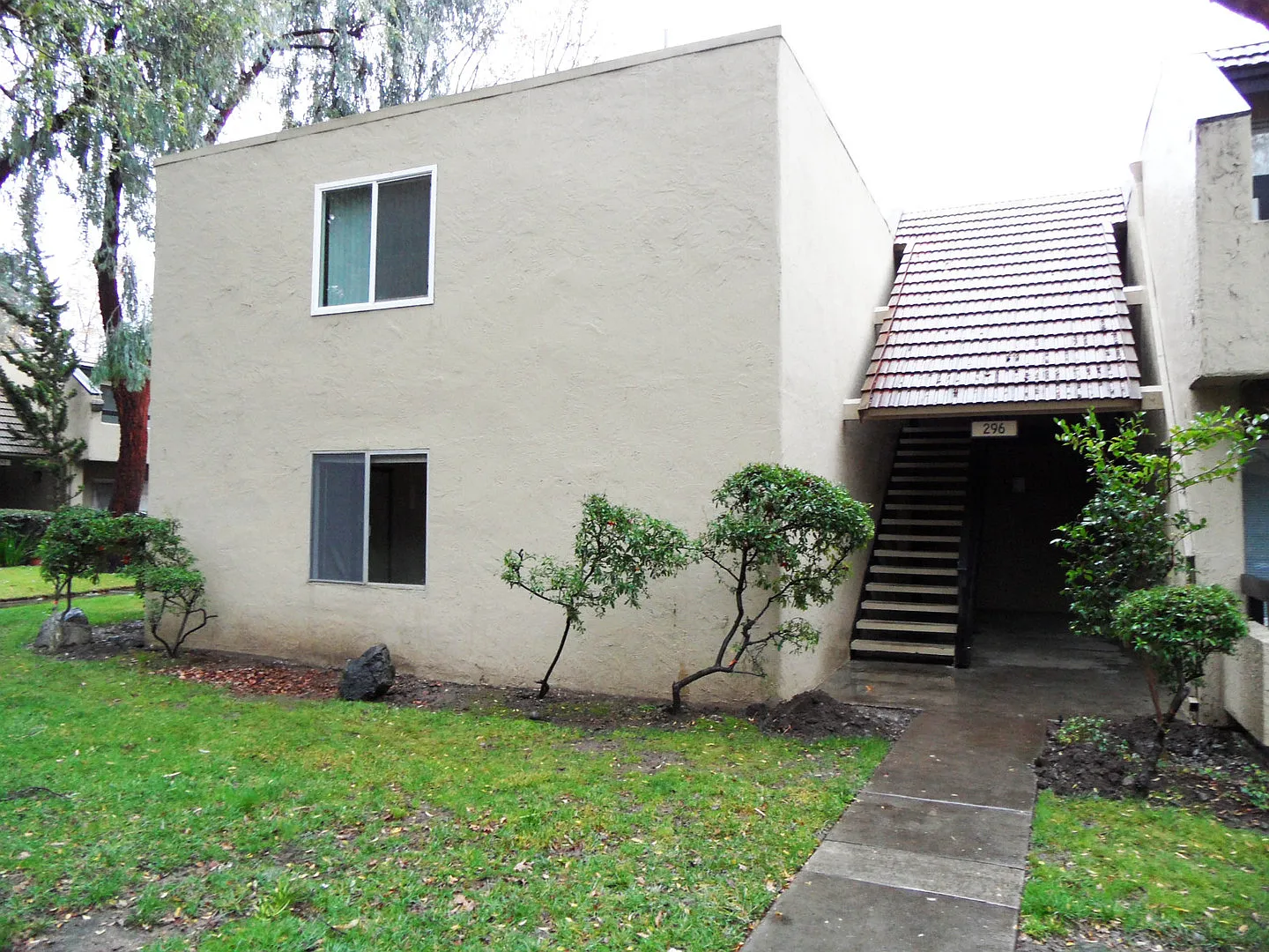 Cozy condominium in Blossom Valley. Hardwood floor, dishwasher, balcony. — Photo 1