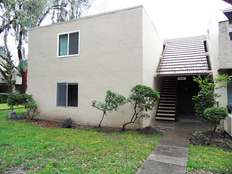 296 Tradewinds Dr #1 — Photo 1