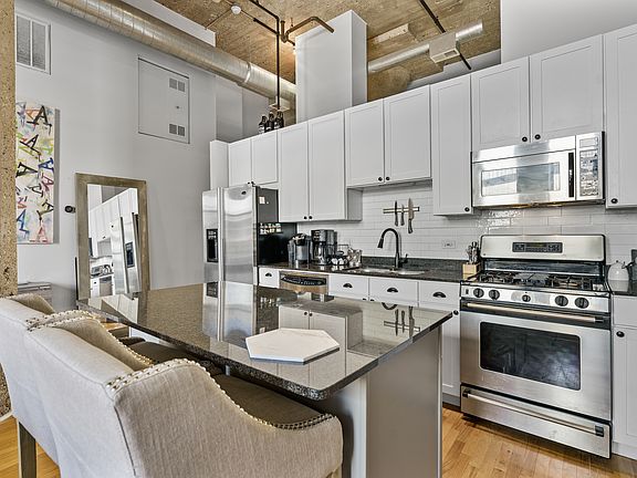 4th image of 758 N Larrabee St APT 305