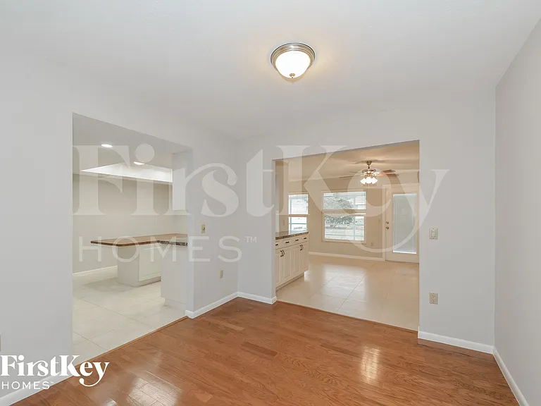 560 Donora St — Photo 3