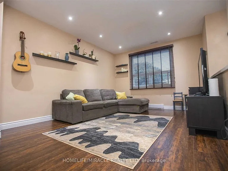 38 Hoskins Sq — Photo 2
