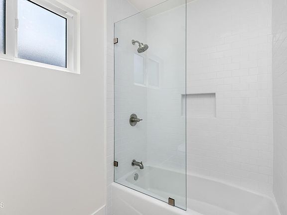 5th image of 1533-2 E Topeka St