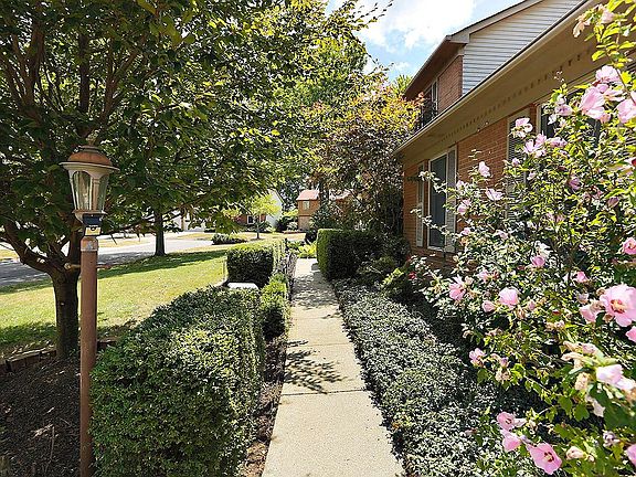 2nd image of 365 Avon Ct