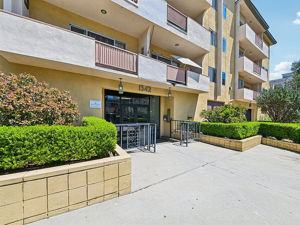 1st image of 1342 N Fuller Ave #454d005e9