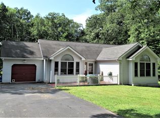 2218 Buckhorn Dr, East Stroudsburg, PA 18302