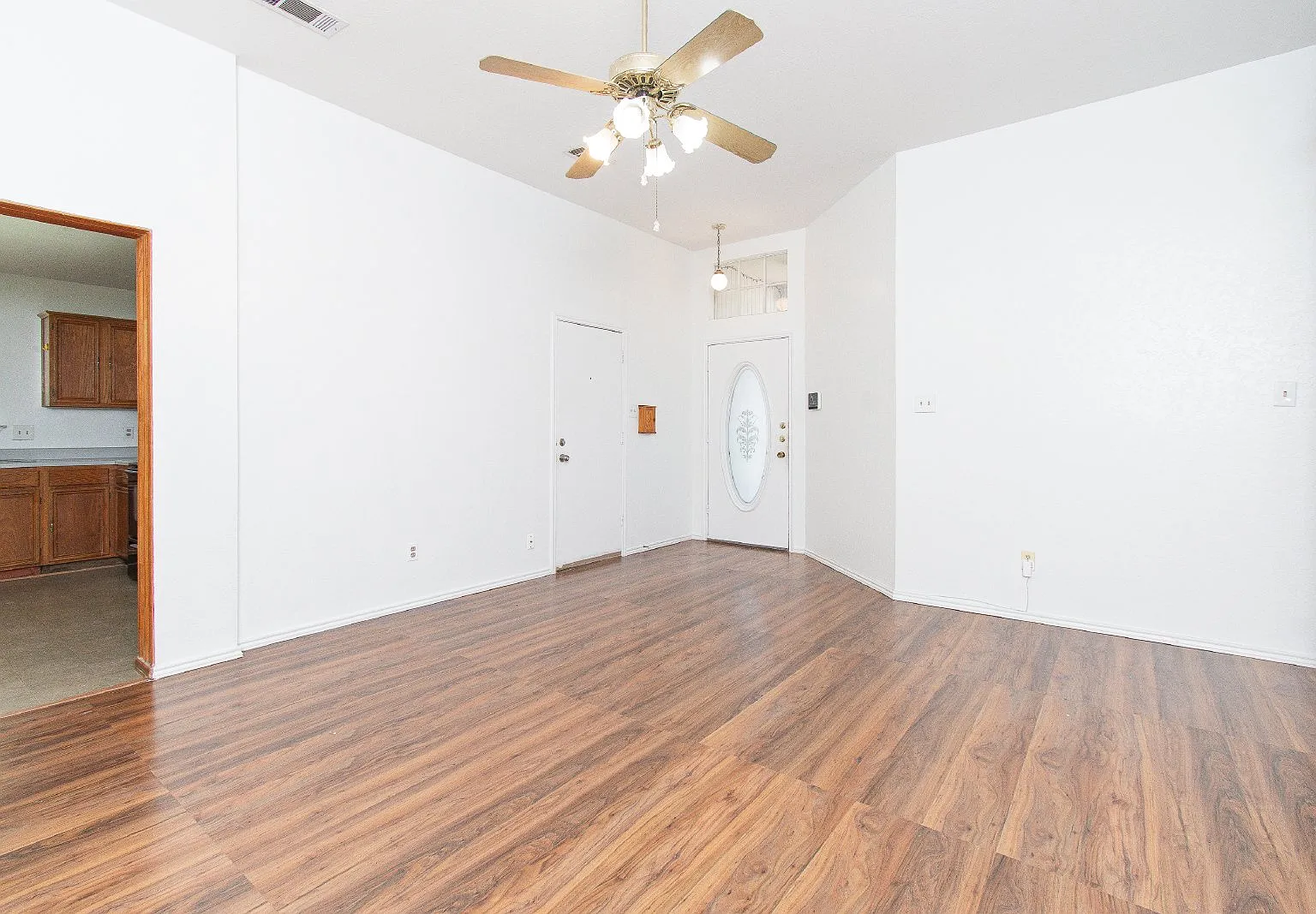 3 bed, 2.0 bath, 928 sqft, $1,375 — Photo 2